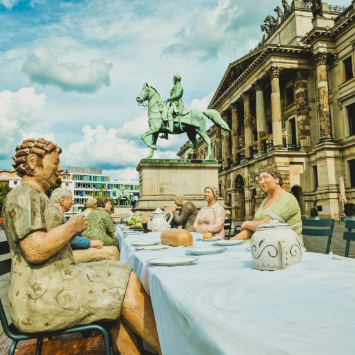 Kunstausstellung/ Figuren an einem Tisch auf dem Schlossplatz in Braunschweig